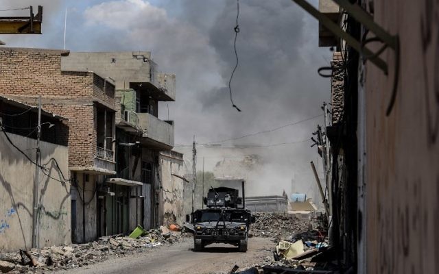 Iraqi forces advance towards Mosul's Old City on June 18, 2017, during the ongoing offensive to retake the last district still held by the Islamic State (IS) group. (AFP PHOTO / MOHAMED EL-SHAHED) Iraqi forces advance towards Mosul's Old City on June 18, 2017, during the ongoing offensive to retake the last district still held by the Islamic State (IS) group. (AFP PHOTO / MOHAMED EL-SHAHED)