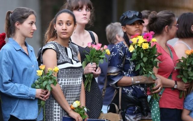 People gather to attend a vigil outside Finsbury Park Mosque, close to the scene of a van attack targeting mosque-goers, in north London on June 19, 2017. (AFP Photo/Isabel Infantes) People gather to attend a vigil outside Finsbury Park Mosque, close to the scene of a van attack targeting mosque-goers, in north London on June 19, 2017. (AFP Photo/Isabel Infantes)