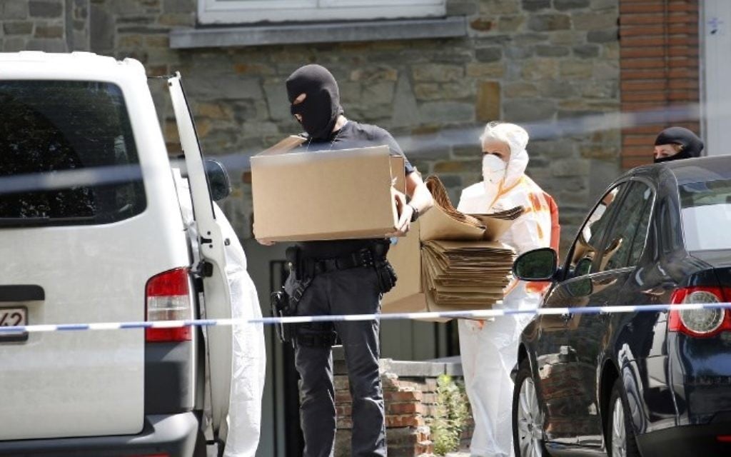 Forensic police carry boxes on June 21, 2017 in Brussels' district of Sint-Jans-Molenbeek as they search the house of the suspected bomber, who was shot dead the day before after carrying out a foiled terrorist attack with a nail bomb at Brussels Central station. (AFP PHOTO / Belga / BRUNO FAHY)