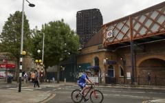 The charred remains of cladding are pictured on the outer walls of the burnt out shell of the Grenfell Tower block in north Kensington, west London on June 22, 2017. (AFP PHOTO / NIKLAS HALLE'N)