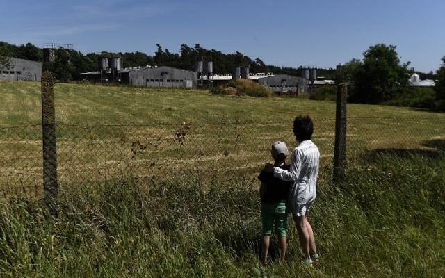 A woman and a child stand next to the fence of the industrial pig farm situated at the site of a former concentration camp in Lety, Czech Republic, on June 24, 2017, during the 'Dignity for Lety' commemorational event (AFP PHOTO / Michal Cizek) A woman and a child stand next to the fence of the industrial pig farm situated at the site of a former concentration camp in Lety, Czech Republic, on June 24, 2017, during the 'Dignity for Lety' commemorational event (AFP PHOTO / Michal Cizek)