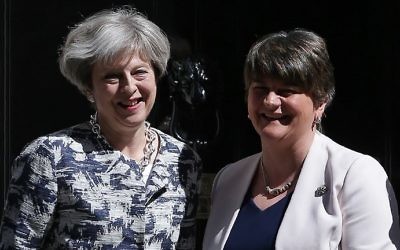 Britain's Prime Minister Theresa May (L) poses for a picture with Democratic Unionist Party (DUP) leader Arlene Foster at 10 Downing Street in London on June 26, 2017. (AFP Photo/Daniel Leal-Olivas)