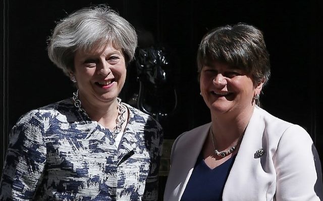 Britain's Prime Minister Theresa May (L) poses for a picture with Democratic Unionist Party (DUP) leader Arlene Foster at 10 Downing Street in London on June 26, 2017. (AFP Photo/Daniel Leal-Olivas)