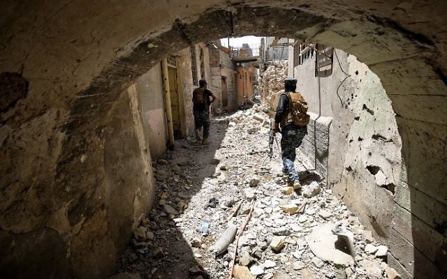 Members of the Iraqi federal police advance through the Old City of Mosul on June 28, 2017, as the offensive continues to retake the last district held by Islamic State group fighters. (AFP PHOTO / AHMAD AL-RUBAYE) Members of the Iraqi federal police advance through the Old City of Mosul on June 28, 2017, as the offensive continues to retake the last district held by Islamic State group fighters. (AFP PHOTO / AHMAD AL-RUBAYE)