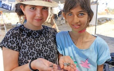 Some 2,500 schoolchildren and volunteers of all ages from Modiin, Israel, have so far participated in the excavation of Tittora. (Vered Bosidan, Israel Antiquities Authority)