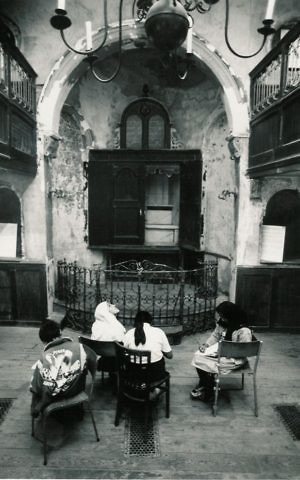 Young students in the museum's synagogue sanctuary at 19 Princelet Street, London. (Tom Lindsey/19 Princelet Street)