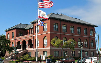 Illustrative photo of Alameda, California city hall (Wikimedia Commons/CC BY-SA 3.0)