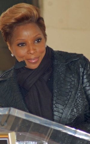 Mary J. Blige at a ceremony for Doug Morris to receive a star on the Hollywood Walk of Fame in January 2010. (CC BY-SA Wikimedia commons) 