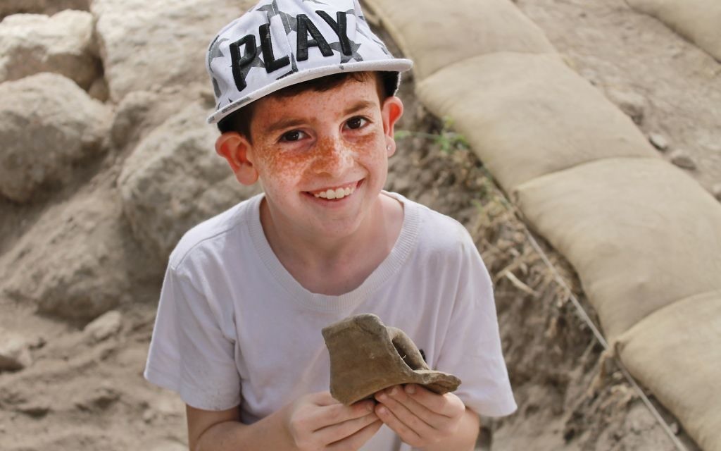 Some 2,500 schoolchildren and volunteers of all ages from Modi'in, Israel, have so far participated in the excavation of Tittora. (Vered Bosidan, Israel Antiquities Authority)