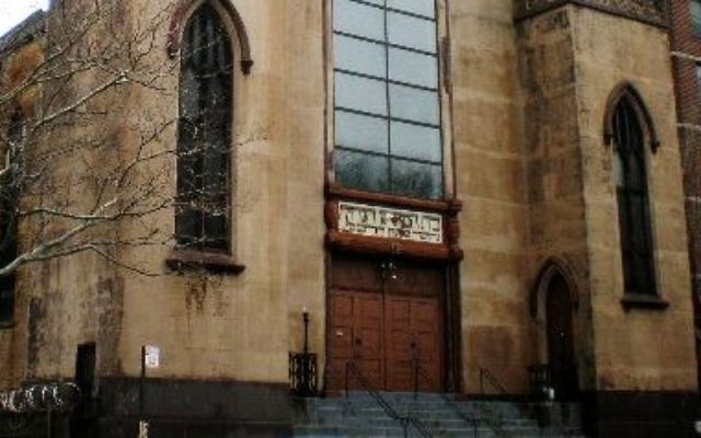 The facade of Beth Medrash Hagadol Synagogue in New York City, before the fire. (CC BY-SA 3.0 Sheila/Wikipedia)