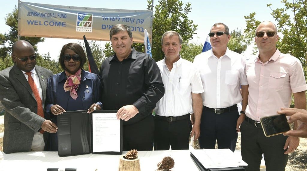 Kenyan government and KKL/JNF officials with the memorandum of understanding signed outside of Jerusalem on June 27, 2017. (Avi Hiun, KKL-JNF)