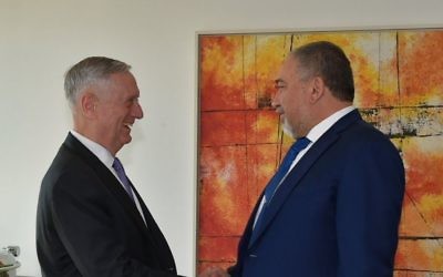 Defense Minister Avigdor Liberman (R) meets with his counterpart US Secretary of Defense James Mattis on the sidelines of the 53rd Munich Security Conference, June 27, 2017. (Ariel Harmoni/Defense Ministry)