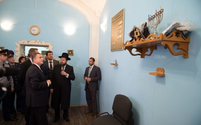 Knesset Speaker Yuli Edelstein in the Butryka prison synagogue. June 28, 2017 (Israeli embassy in Russia/Courtesy)