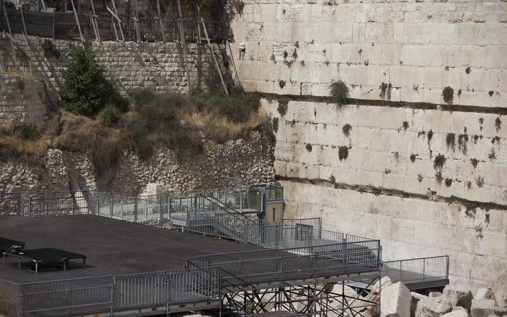 The mixed prayer area outside the Western Wall plaza in Jerusalem's Old City on August 25, 2013. (Yonatan Sindel/Flash90)