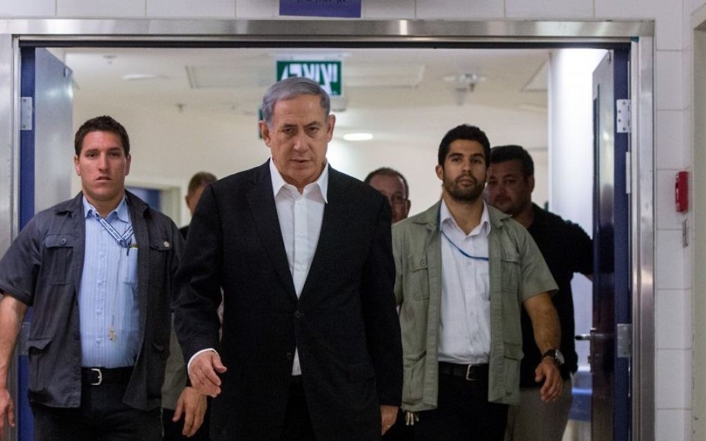 Prime Minister Benjamin Netanyahu arrives at the Hadassah Medical Center in Jerusalem on August 4, 2015 to visit the victim of firebombing attack. (Yonatan Sindel/Flash90)