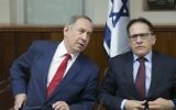 Prime minister Benjamin Netanyahu, left, and Cabinet Secretary Tzachi Braverman during the weekly cabinet meeting at the Prime Minister's Office in Jerusalem, January 29, 2017. (Ohad Zwigenberg/POOL)