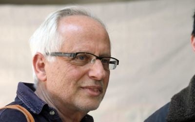 Israeli journalist Igal Sarna seen at the Magistrate's Court in Tel Aviv for a hearing in a libel case against him submitted by Israeli prime minister Benjamin Netanyahu and his wife Sara. March 14, 2017. (Gideon Markowicz/POOL)