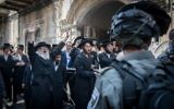 Israeli police officers clash with ultra-Orthodox Jews during an operation to arrest the attackers of soldiers at the Mea Shearim in Jerusalem on June 4, 2017. (Yonatan Sindel/Flash90)