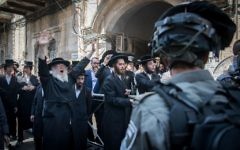 Israeli police officers clash with ultra-Orthodox Jews during an operation to arrest the attackers of soldiers at the Mea Shearim in Jerusalem on June 4, 2017. (Yonatan Sindel/Flash90)