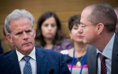 Kulanu parliament member Michael Oren (l) attends the lobby for strengthening ties with the Jewish world at the Knesset, Israel's Parliament, June 27, 2017. (Yonatan Sindel/Flash90)