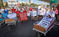 Illustrative: Parents and supporters of young cancer patients from the hematology-oncology department at Hadassah Hospital Ein Kerem protest against Health Minister Yaakov Litzman and the hospital's CEO Zeev Rotstein in Jerusalem on June 27, 2017. (Yonatan Sindel/Flash90)