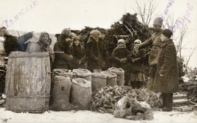 Soviet Red Army soldiers confiscate vegetables from villagers in the Odessa province, 1932. (Public domain)