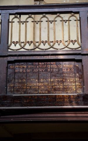 Plaque listing synagogue donations at 19 Princelet St. (Ed Marshall/19 Princelet Street)