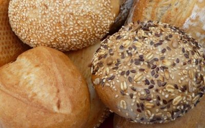 Illustrative: A basket of sesame bread, multi-grain bread, rye bread, and others. (Wikipedia/3268zauber/CC BY-SA)