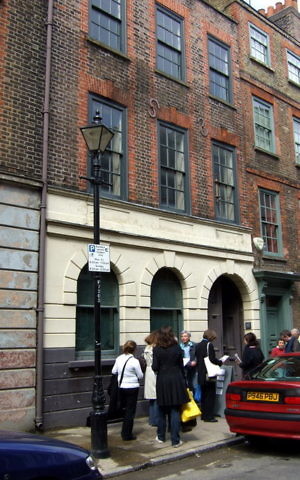 Number 19 Princelet Street Visitors wait for admission to the old synagogue and exhibition space. A bobbin can be seen by the first-floor right hand window.(CC. 2.0/ceridwen)