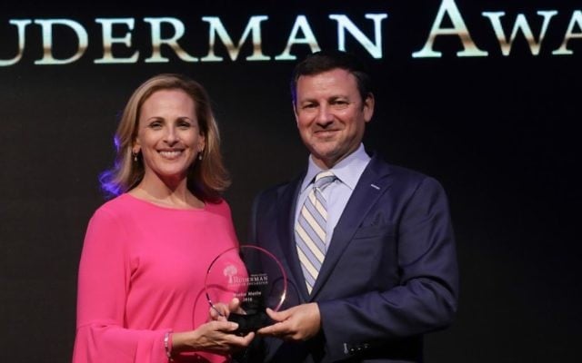 Oscar-winner Marlee Matlin accepts a disability inclusion award from Ruderman Family Foundation head Jay Ruderman, in Tel Aviv, June 19, 2017. (Courtesy/Erez Uzir)