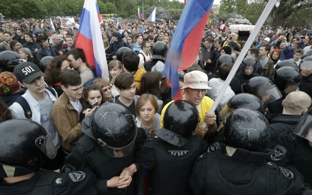 Police form a human chain during an anti-corruption rally in St. Petersburg, Russia, Monday, June 12, 2017. (AP Photo/Dmitri Lovetsky)