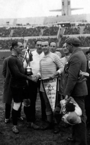 Bela Guttmann with a New York Hakoah banner in New York City. (Courtesy)