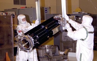Illustrative image of technicians handling a RTG battery, February 2, 2007. (Public domain, Wikimedia commons)