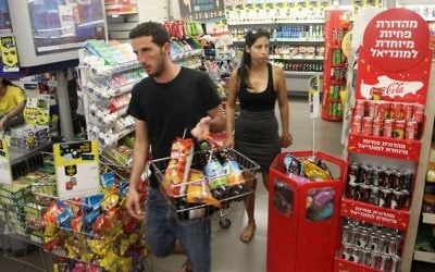 Israelis shopping in a convenience store in Tel Aviv, July 4, 2014. (Flash90)