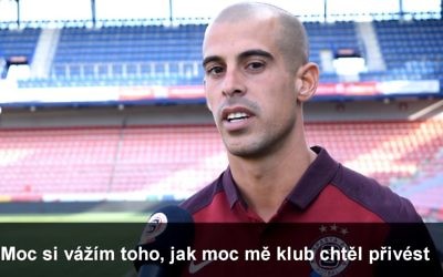 Israeli soccer player Tal Ben Haim signs to play for Sparta Prague, June 26, 2017. (Screen capture: YouTube /Sparta Prague)