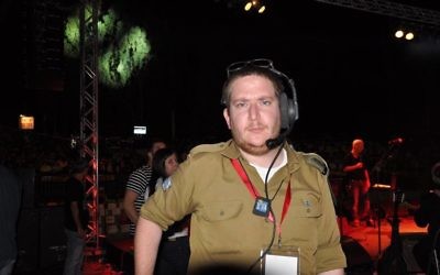 Baruch Indig serving in the army as a radio producer and host for Army Radio, 2014. (Facebook)