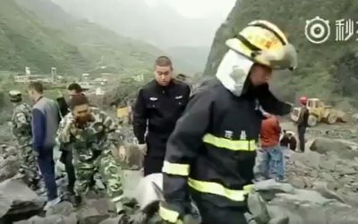 Search and rescue teams at the scene of a landslide in the village of Xinmo in southwest China's Sichuan Province on June 24, 2017. (screen capture: People's Daily China)