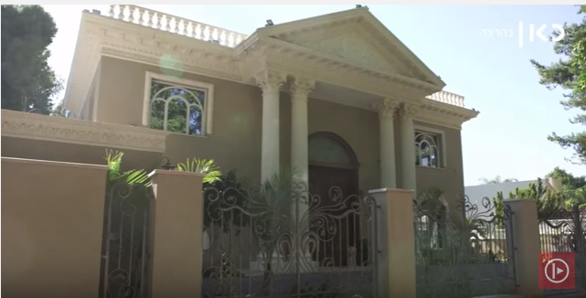 A screenshot of Eliezer Fishman's mansion from Guy Rolnik's report "Bank Hapoalim Report" (Youtube Screesshot) A screenshot of Eliezer Fishman's mansion from Guy Rolnik's report "Bank Hapoalim Report" (Youtube Screesshot)