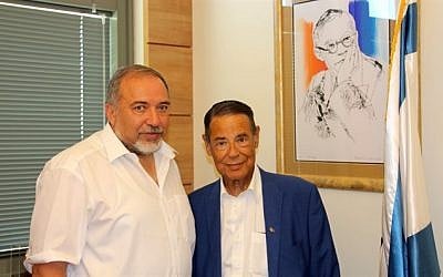 Yisrael Beytenu leader Avigdor Liberman with philanthropist Michael Gross (World Beytenu/Courtesy)