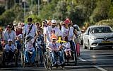Parents and young cancer patients from Hadassah Hospital,  Ein Kerem, march in protest against Health Minister Yaakov Litzman and hospital CEO Zeev Rotstein in Jerusalem, June 7, 2017. ( Yonatan Sindel/Flash90)