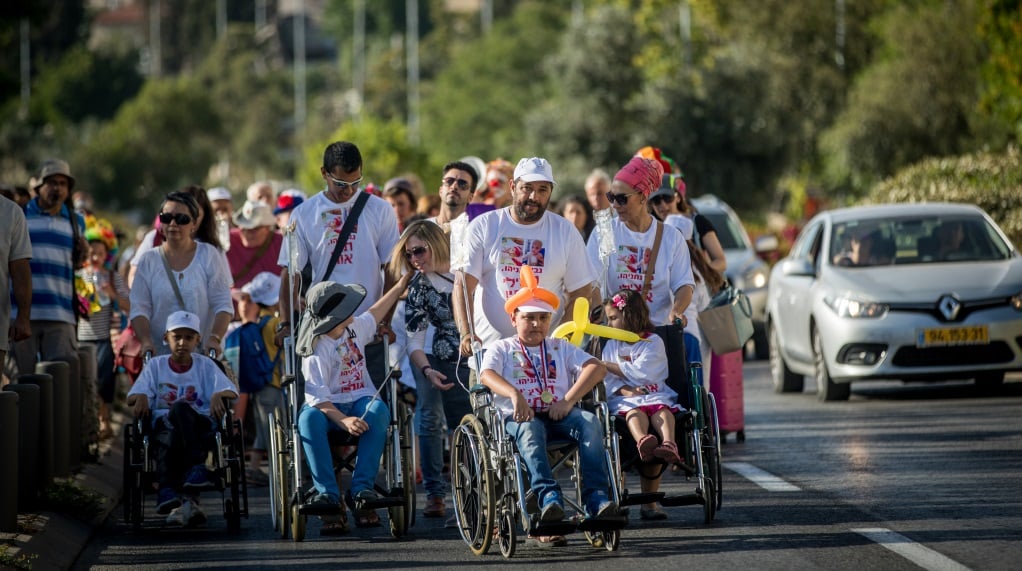 Parents and young cancer patients from Hadassah Ein Kerem march as they protest against Health Minister Yaakov Litzman and Hadassah Ein Kerem Medical Center CEO Zeev Rotstein in Jerusalem, June 7, 2017 ( Yonatan Sindel/Flash90) Parents and young cancer patients from Hadassah Ein Kerem march as they protest against Health Minister Yaakov Litzman and Hadassah Ein Kerem Medical Center CEO Zeev Rotstein in Jerusalem, June 7, 2017 ( Yonatan Sindel/Flash90)