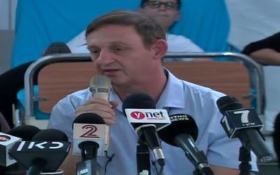 Dr. Michael Weintraub, who resigned as head of Hadassah Hospital's children's hemato-oncology unit, speaks at a press conference, June 2017. (YouTube screenshot)