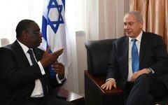 Prime Minister Benjamin Netanyahu, right, meets with Senegal's President Macky Sall in Monrovia, Liberia, June 4, 2017. (Kobi Gideon/GPO)