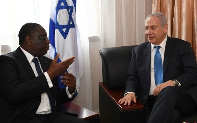Prime Minister Benjamin Netanyahu, right, meets with Senegal's President Macky Sall in Monrovia, Liberia, June 4, 2017. (Kobi Gideon/GPO)