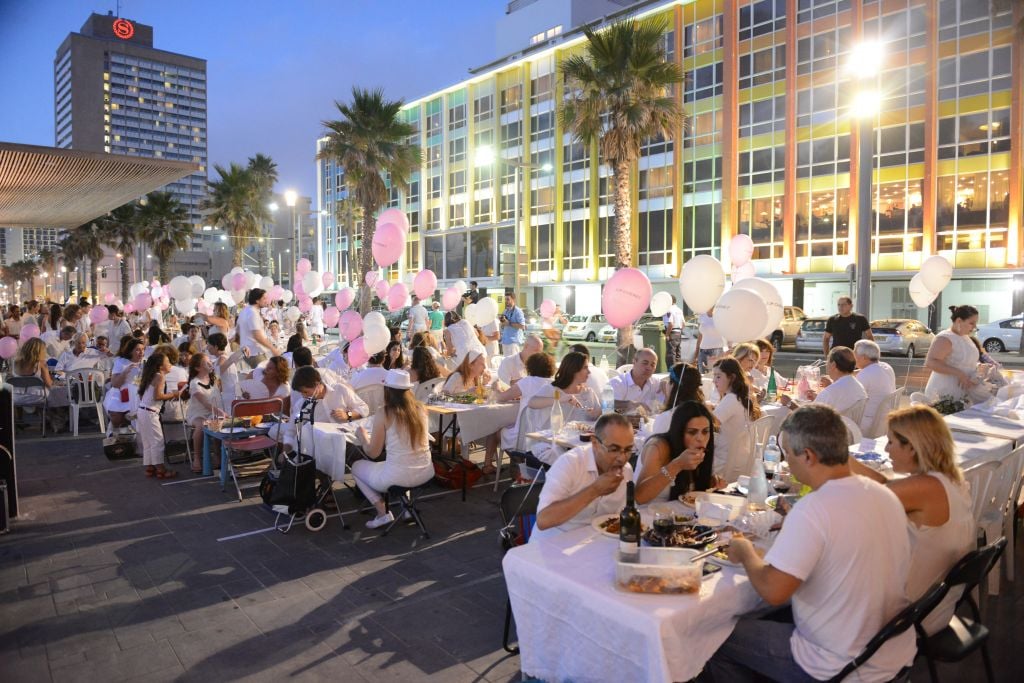 Dining in white elegance at the 2106 White Night dinner al fresco (Courtesy Moshik Lindenbaum)