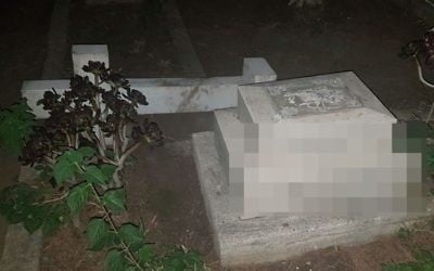 A tombstone vandalized in the Templar Cemetery in Haifa (Israel Police)