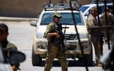 A member of the US armed forces in the town of Tabqa, about 35 miles west of Raqqa, Syria, on June 29, 2017 (AFP PHOTO / DELIL SOULEIMAN)