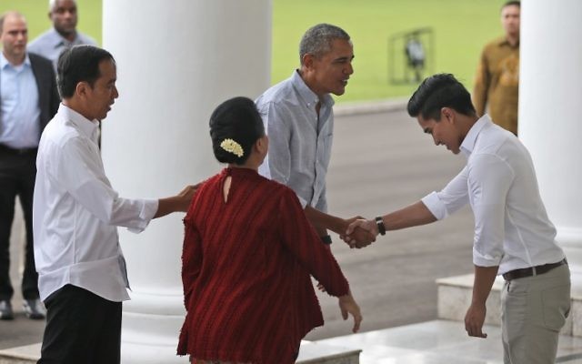 Indonesian President Joko Widodo (L), accompanied by his wife Iriana Widoro (2nd L), introduces his son Kaesang Pangarep to former US president Barack Obama (C) upon Obama's arrival for their meeting at the Bogor Presidential Palace in Bogor on June 30, 2017.(AFP PHOTO / POOL / DITA ALANGKARA) Indonesian President Joko Widodo (L), accompanied by his wife Iriana Widoro (2nd L), introduces his son Kaesang Pangarep to former US president Barack Obama (C) upon Obama's arrival for their meeting at the Bogor Presidential Palace in Bogor on June 30, 2017.(AFP PHOTO / POOL / DITA ALANGKARA)