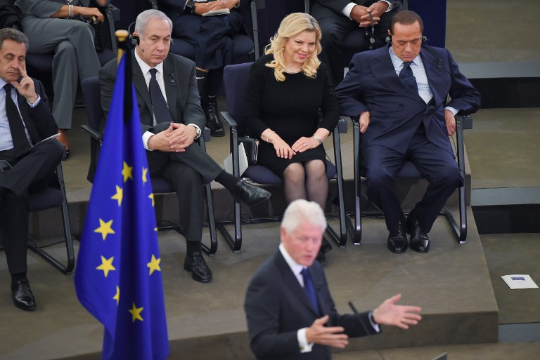(FromL) Former French President Nicolas Sarkozy, Israeli Prime Minister Benjamin Netanyahu and his wife Sara and former Italian Prime Minister Silvio Berlusconi listen to former US President Bill Clinton (C) during a ceremony for late German Chancellor Helmut Kohl at the European Parliament in Strasbourg, eastern France, on July 1, 2017. (AFP PHOTO / PATRICK HERTZOG)
