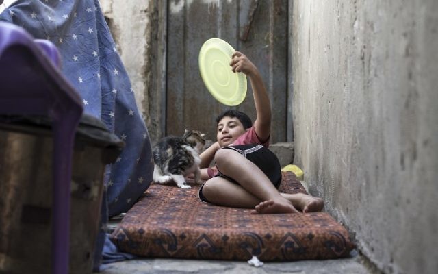 A Palestinian boy uses a plastic plate as a fan during a heatwave at al-Shati refugee camp in Gaza City on July 2, 2017. ( AFP PHOTO / MAHMUD HAMS) A Palestinian boy uses a plastic plate as a fan during a heatwave at al-Shati refugee camp in Gaza City on July 2, 2017. ( AFP PHOTO / MAHMUD HAMS)